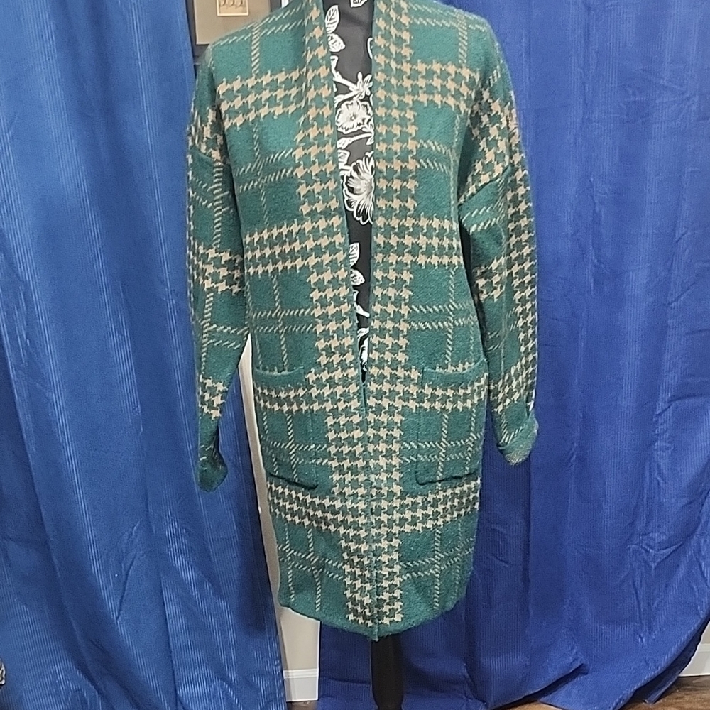 Chic Houndstooth Women's Cape in Green and Beige